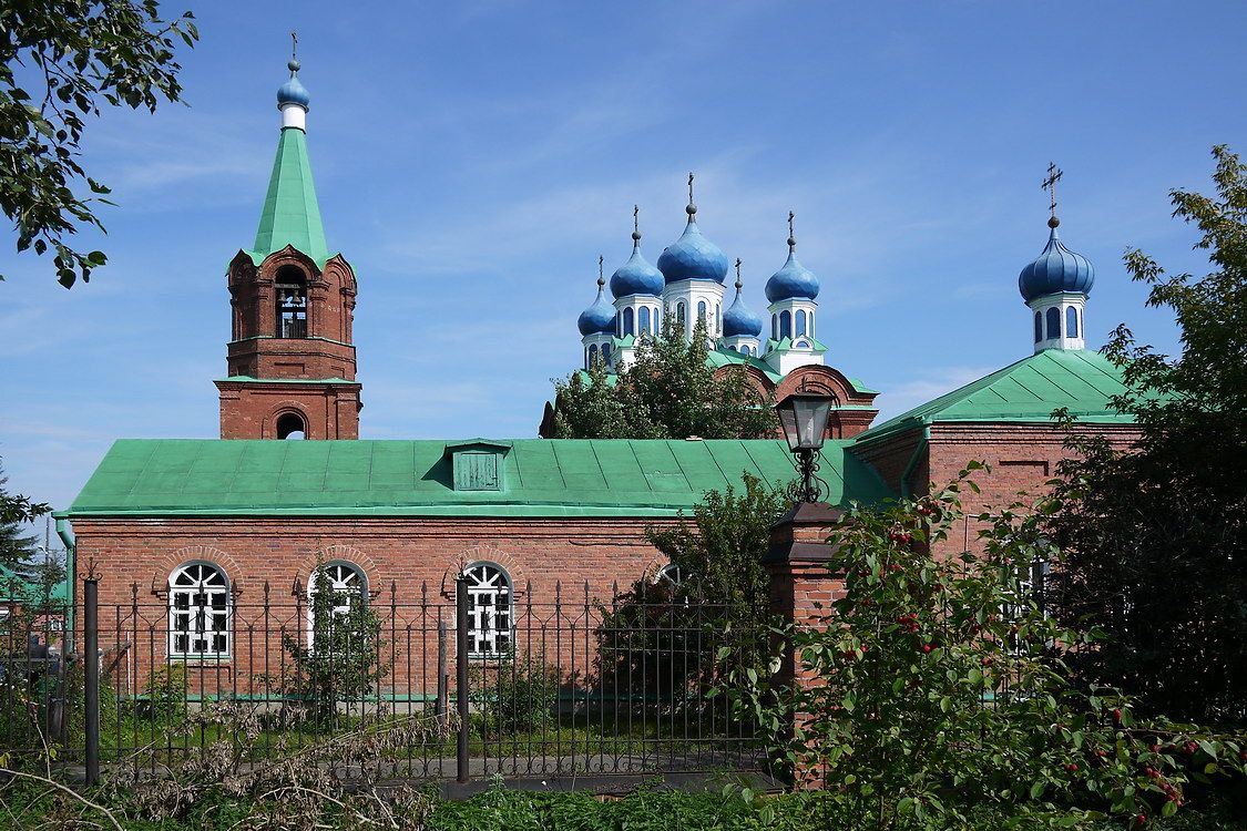 Церковь Покрова Пресвятой Богородицы в Волкове, Каменск-Уральский (Каменск-Уральский (город Каменск-Уральский), Свердловская область). фасады, Вид с юга, на переднем плане - приходской дом
