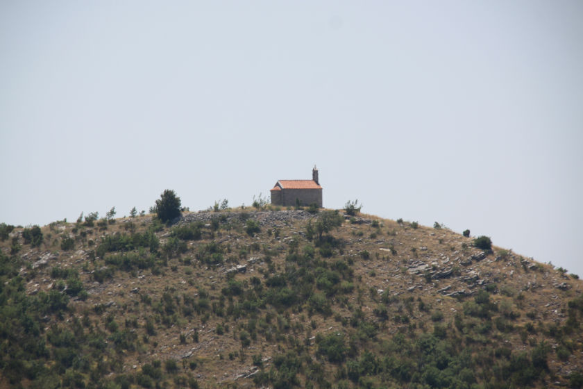 Свети-Стефан. Церковь Саввы Сербского. общий вид в ландшафте