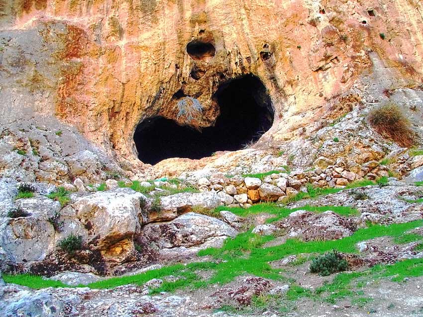Иудейская пустыня, Вади Кельт (Нахаль Прат). Монастырь Харитона Исповедника. фасады, Большая естественная пещера в восточной части ядра лавры на южном берегу потока. Возможно, использовалась под 