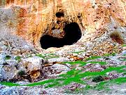 Монастырь Харитона Исповедника, Большая естественная пещера в восточной части ядра лавры на южном берегу потока. Возможно, использовалась под "служебные" помещения лавры. Вид с севера.<br>, Иудейская пустыня, Вади Кельт (Нахаль Прат), Палестина, Прочие страны