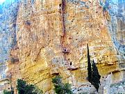 Монастырь Харитона Исповедника, Две благоустроенные древние пещерные кельи в западной частиядра лавры на южном берегу потока. Вид с северо-запада.<br>, Иудейская пустыня, Вади Кельт (Нахаль Прат), Палестина, Прочие страны