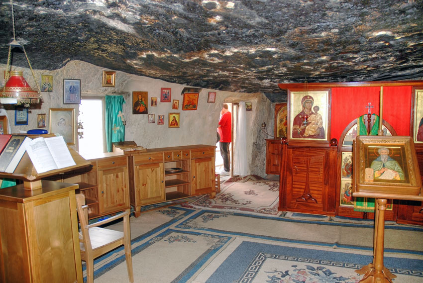 Церковь Харитона Исповедника (?), Иудейская пустыня, Вади Кельт (Нахаль Прат) (Палестина, Прочие страны). интерьер и убранство, Иконостас и севреная стена церкви.