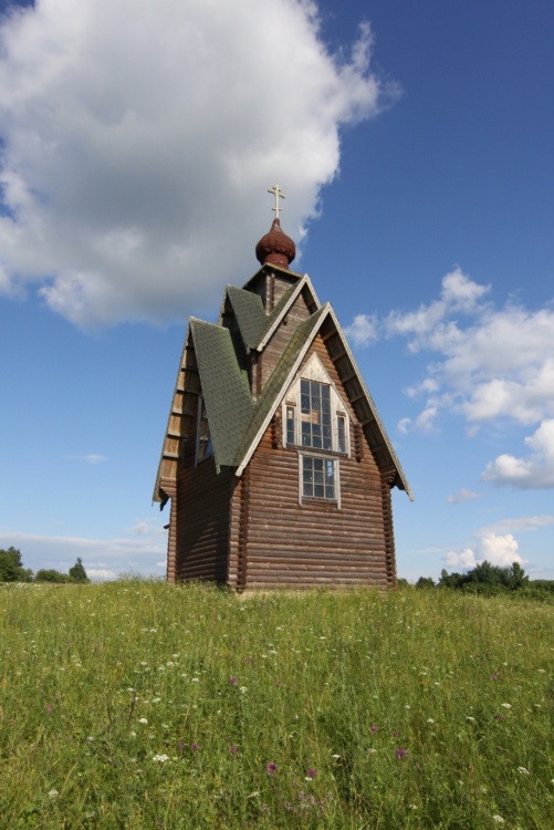 Часовня Казанской иконы Божией Матери, Заход (Новоржевский район, Псковская область). общий вид в ландшафте