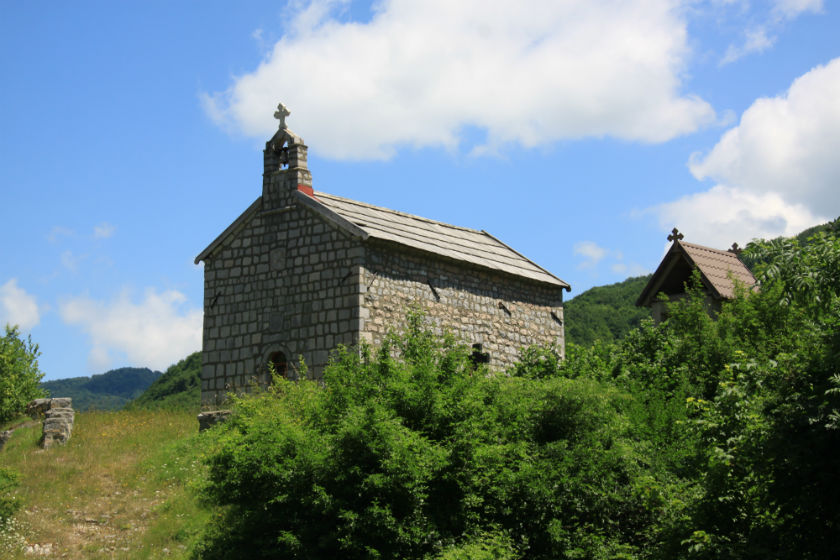 Ровачко Требальево (Rovaćko Trebaljevo). Церковь Успения Пресвятой Богородицы. общий вид в ландшафте