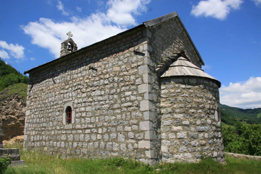 Ровачко Требальево (Rovaćko Trebaljevo). Церковь Успения Пресвятой Богородицы. фасады