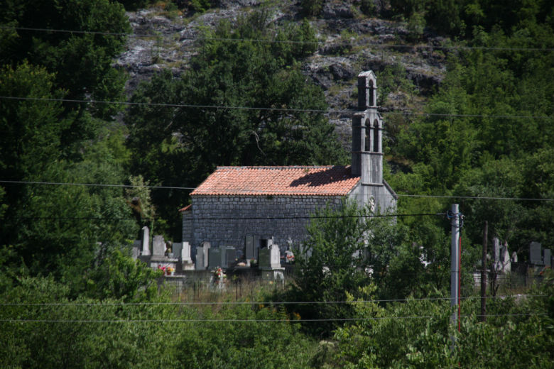 Риечани (Rijećani). Неизвестная церковь. общий вид в ландшафте