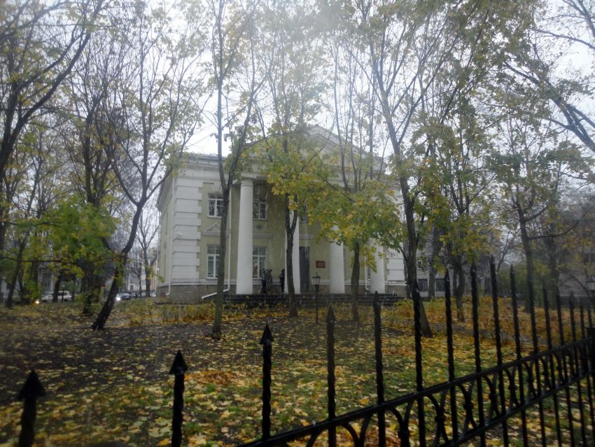 Церковь Тихвинской иконы Божией Матери при бывшем Гарнизонном госпитале, Великий Новгород (Великий Новгород, город, Новгородская область). общий вид в ландшафте