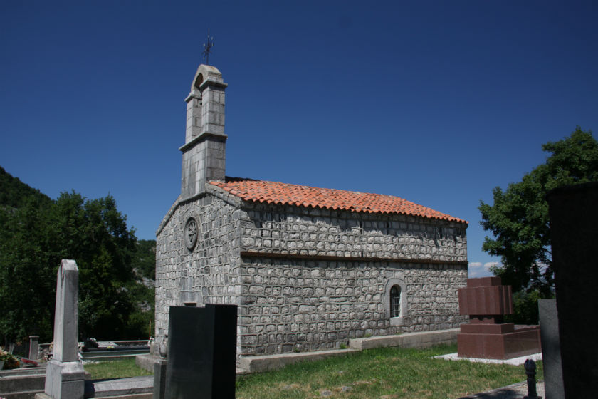 Чуковичи (Čukovići ). Неизвестная церковь. фасады