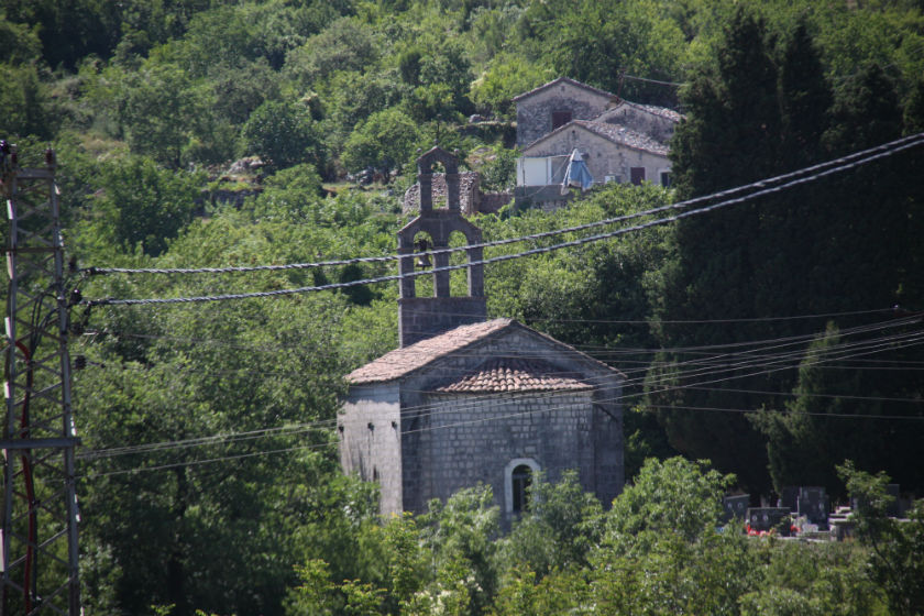 Комрано (Komrano). Неизвестная церковь. общий вид в ландшафте