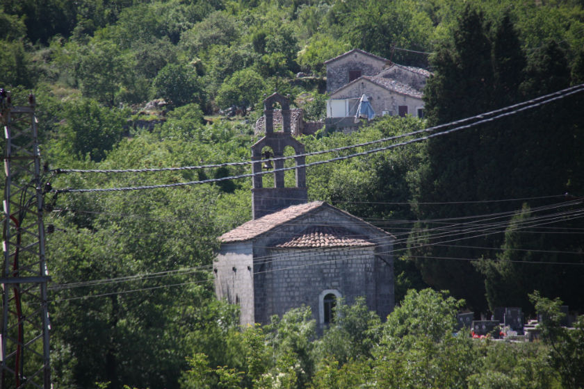 Неизвестная церковь, Комрано (Komrano) (Черногория, Прочие страны). общий вид в ландшафте
