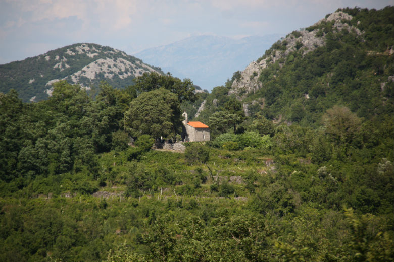 Бриеге (Brijege). Неизвестная церковь. общий вид в ландшафте