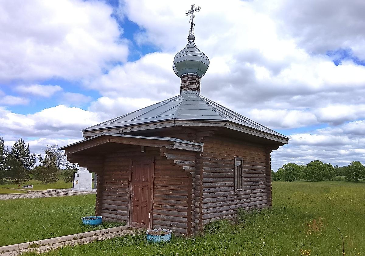 май 2026 год, фасады. Часовня Георгия Победоносца, Холматка (Островский район, Псковская область)