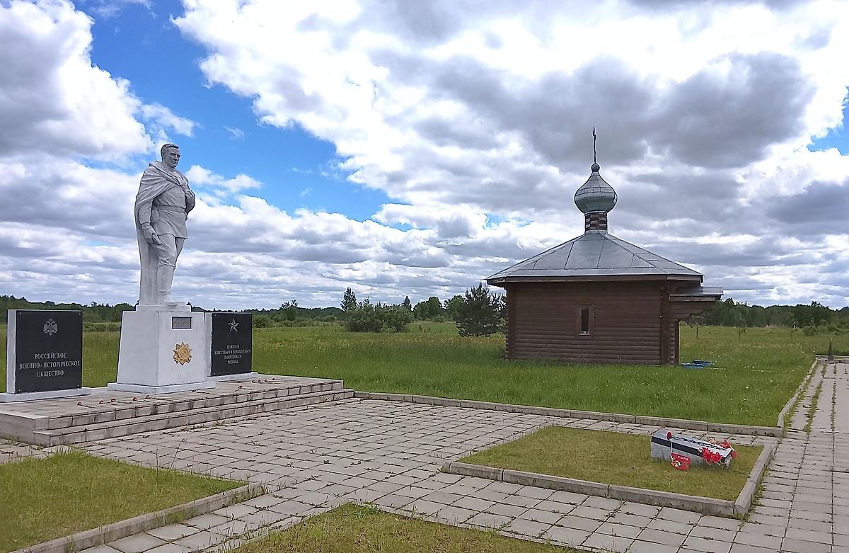 Май 2026 год, общий вид в ландшафте. Часовня Георгия Победоносца, Холматка (Островский район, Псковская область)