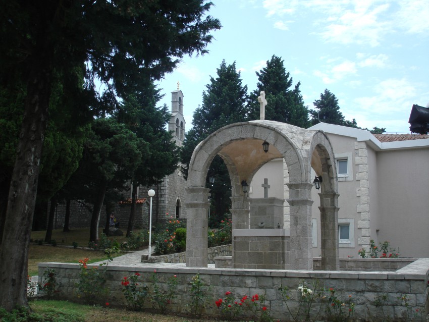 Церковь Фомы апостола, Бечичи (Bečići) (Черногория, Прочие страны). архитектурные детали, Подворье храма св. Фомы. Святой источник, церковная лавка и слева, на заднем плане, сам храм святого ФОМЫ.