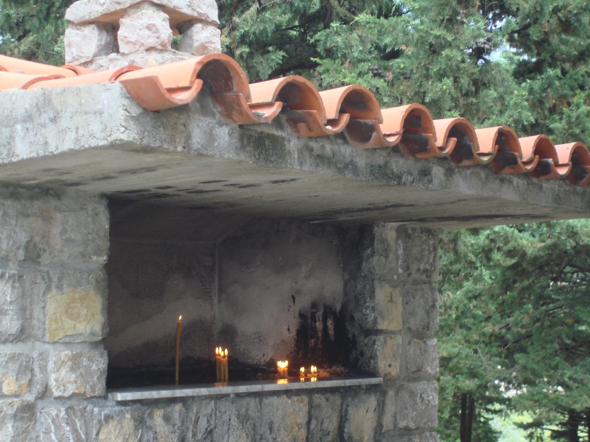 Церковь Фомы апостола, Бечичи (Bečići) (Черногория, Прочие страны). архитектурные детали, Навес для свечей. В храмах у икон в Черногории свечи не ставят.
