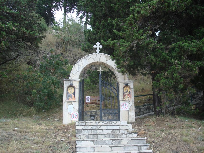 Церковь Фомы апостола, Бечичи (Bečići) (Черногория, Прочие страны). дополнительная информация, Вход в приход со стороны моря оформлен фресками 