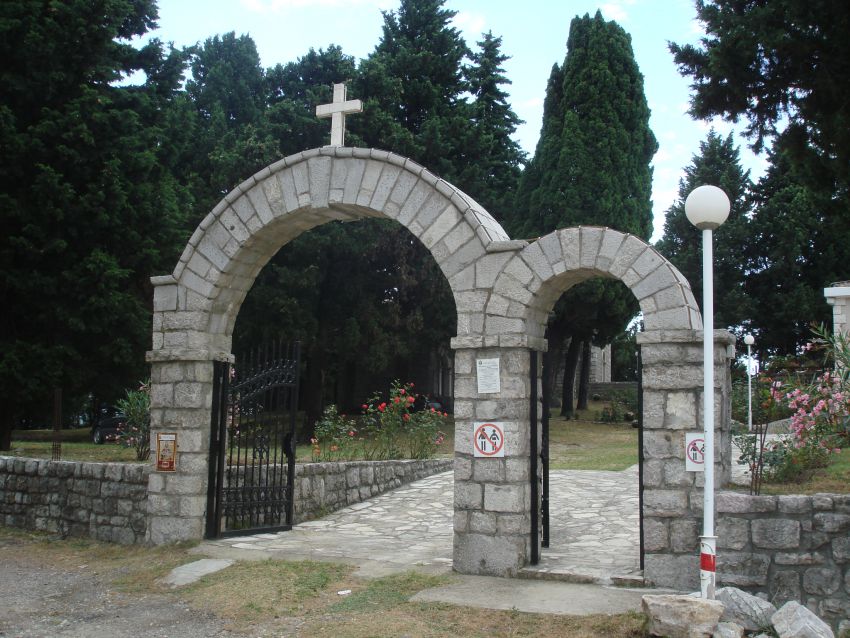 Церковь Фомы апостола, Бечичи (Bečići) (Черногория, Прочие страны). дополнительная информация, Вход в приход со стороны главной автодороги