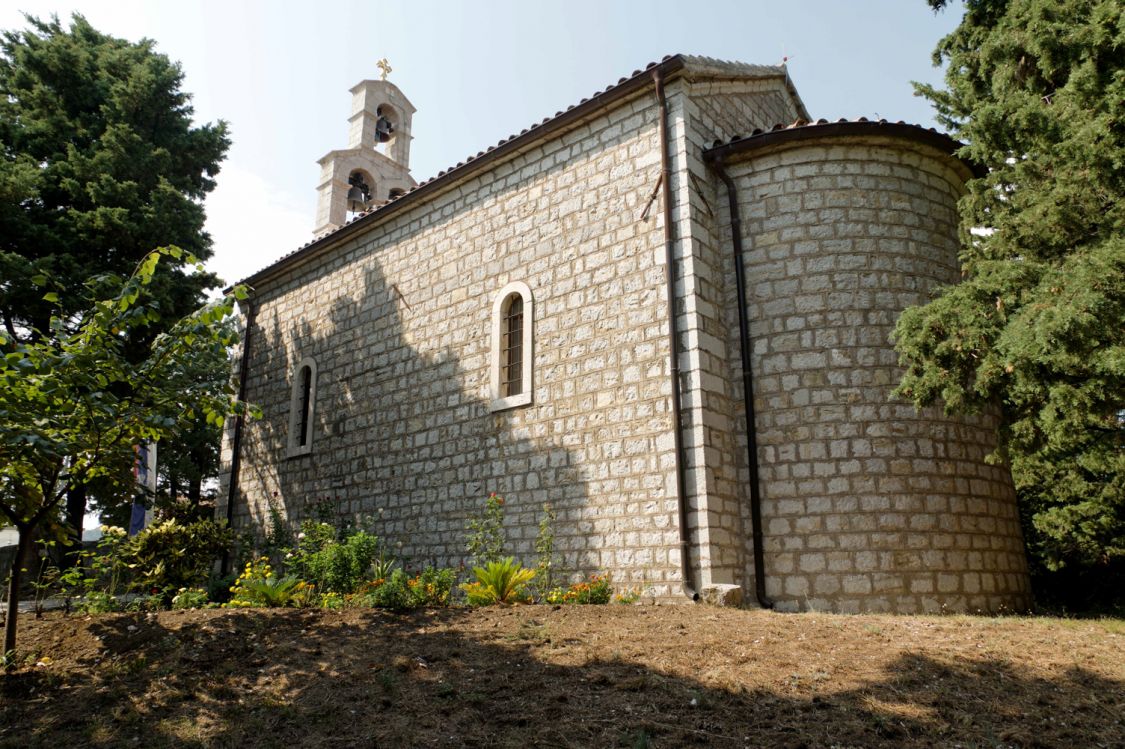 Бечичи (Bečići). Церковь Фомы апостола. фасады, Вид на церковь со сттороны алтаря.