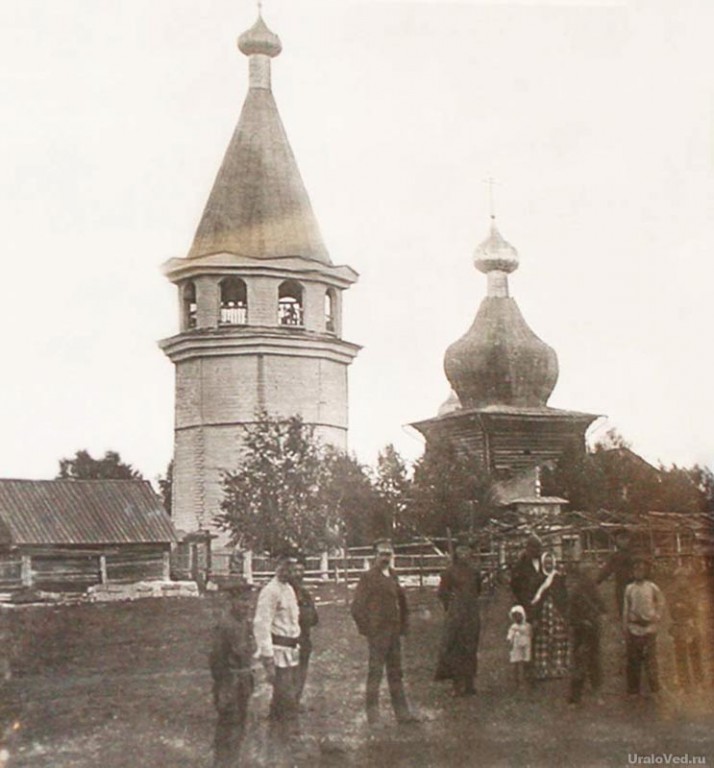 Колокольня церкви Зосимы и Савватия, Торговище (Суксунский район, Пермский край). архивная фотография, Колокольня и Зосимо-Савватиевская церковь. Фото начала ХХ века с сайта UraloVed.ru