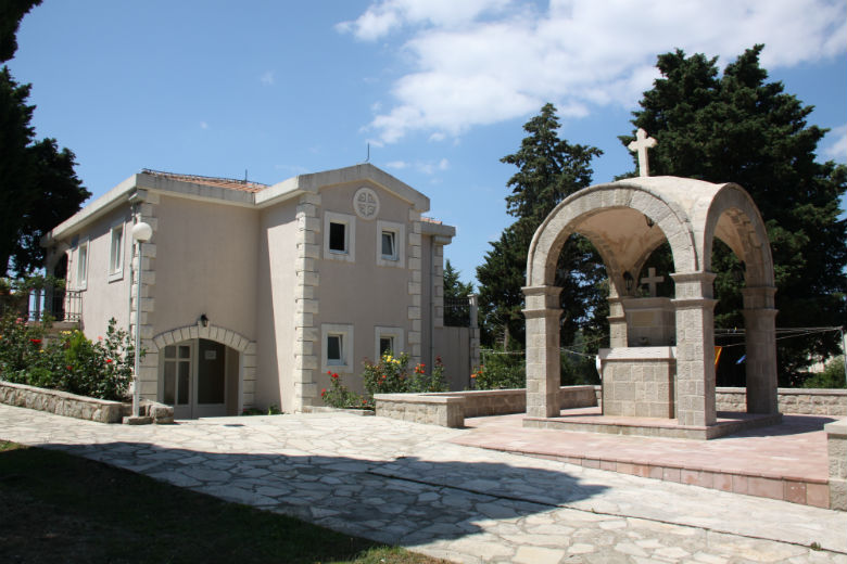 Бечичи (Bečići). Церковь Фомы апостола. общий вид в ландшафте