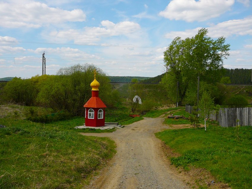 Неизвестная часовня, Кленовское (Нижнесергинский район (Нижнесергинский МР и Бисертский ГО), Свердловская область). общий вид в ландшафте