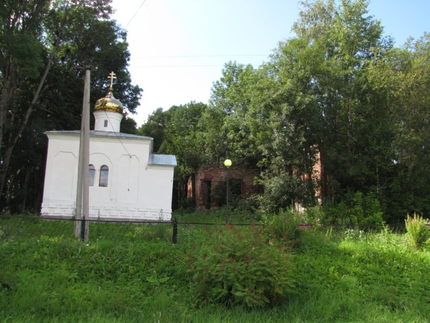Семеновщина. Часовня Симеона Богоприимца. фасады, справа видна Троицкая церковь