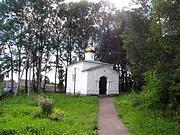 Часовня Симеона Богоприимца, справа видна Троицкая церковь<br>, Семеновщина, Валдайский район, Новгородская область