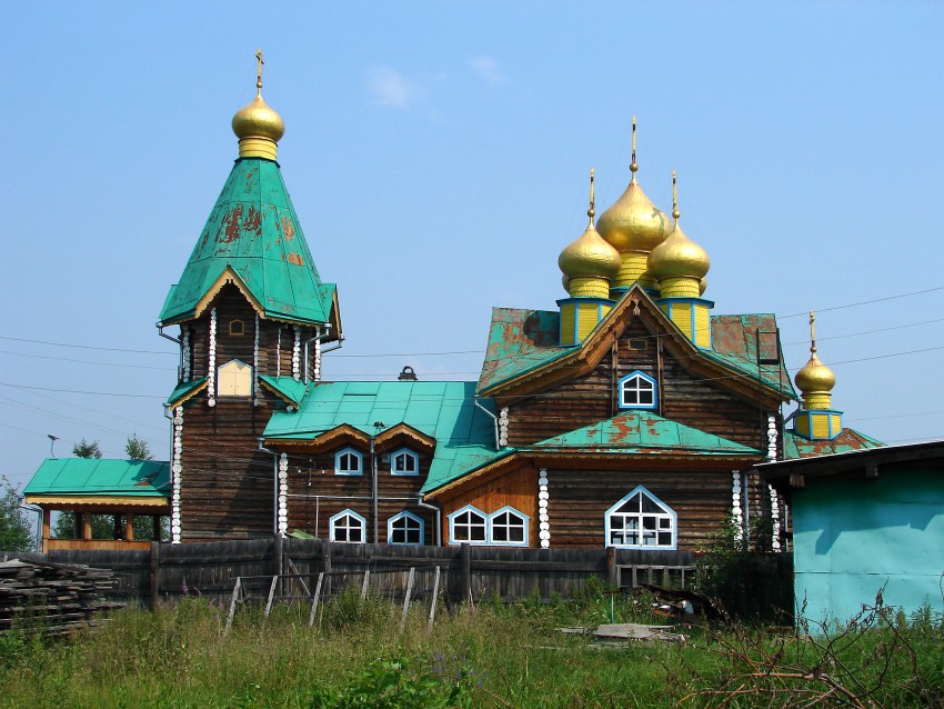 Новая Ляля. Церковь Воскресения Христова. общий вид в ландшафте