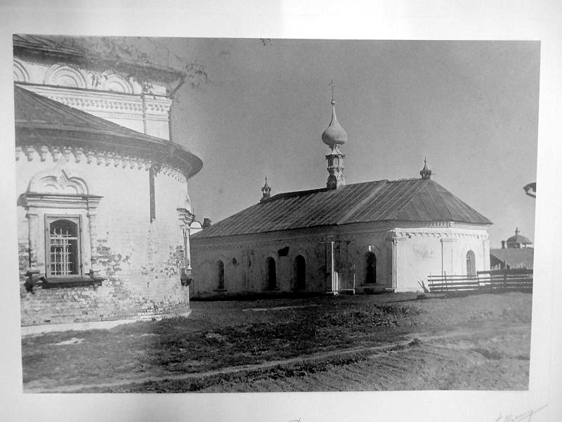 Храмовый комплекс. Церкви Николая Чудотворца и Рождества Христова, Суздаль (Суздальский район, Владимирская область). архивная фотография, Никольская слева и Христорождественская справа церкви. Госкаталог № 33608939;  ФГБУК 