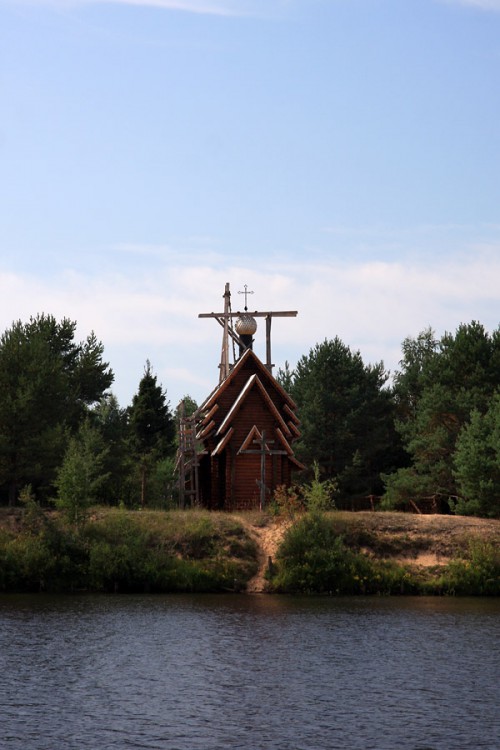 Часовня Александра Свирского, Мандеры, урочище (Лодейнопольский район, Ленинградская область). общий вид в ландшафте, Вид на часовню с левого берега Ояти