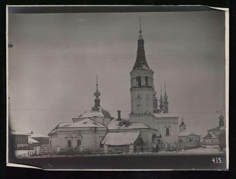Скорбященская церковь на переднем плане. Начало XX в. goskatalog.ru, архивная фотография. Храмовый комплекс. Церкви Константина и Елены и иконы Божией Матери "Всех скорбящих Радость", Суздаль (Суздальский район, Владимирская область)