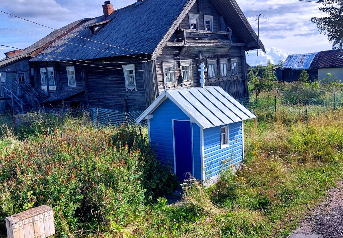 Часовня-реликварий, Татчелица (Олонецкий район, Республика Карелия). общий вид в ландшафте