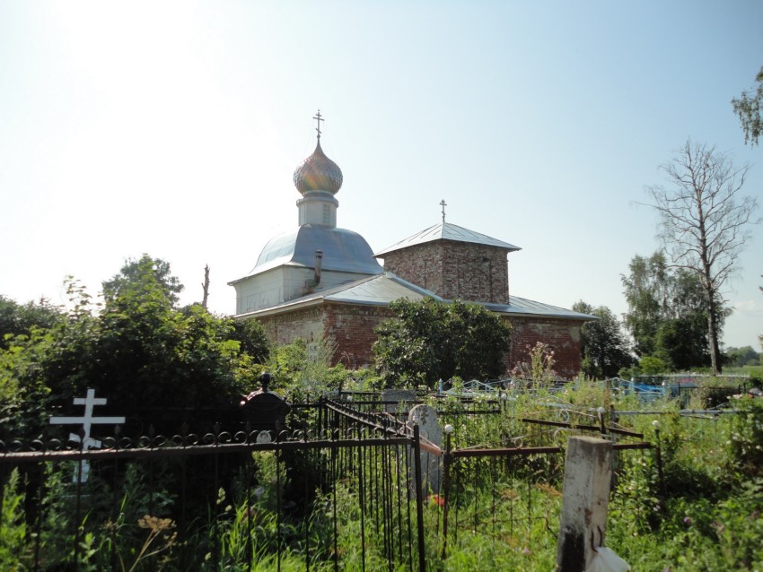 Каменники. Церковь Троицы Живоначальной. общий вид в ландшафте