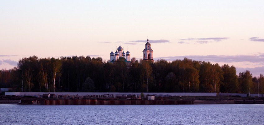 Церковь Успения Пресвятой Богородицы, Балобаново (Рыбинск, город, Ярославская область). общий вид в ландшафте