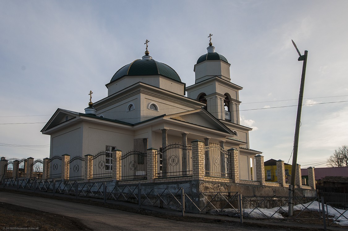 Староуткинск. Церковь Троицы Живоначальной. фасады