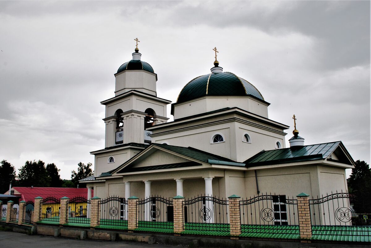 Церковь Троицы Живоначальной (новая), Староуткинск (Шалинский район (Шалинский ГО и ГО Староуткинск), Свердловская область). общий вид в ландшафте