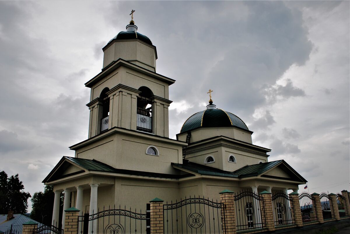 Церковь Троицы Живоначальной (новая), Староуткинск (Шалинский район (Шалинский ГО и ГО Староуткинск), Свердловская область). общий вид в ландшафте