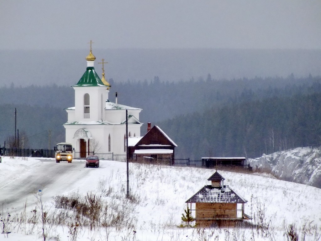 Нижнее Село. Церковь Михаила Архангела (новая). общий вид в ландшафте