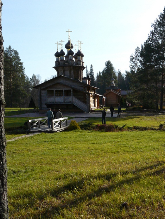 Тогашево. Богородице-Сергиева пустынь. Церковь Явления Пресвятой Богородицы Сергию Радонежскому. общий вид в ландшафте, Храм во имя Явления Пресвятой Богородице преподобному Сергию Радонежскому. Построен в начале 2000-х. Деревянный, девятиглавый