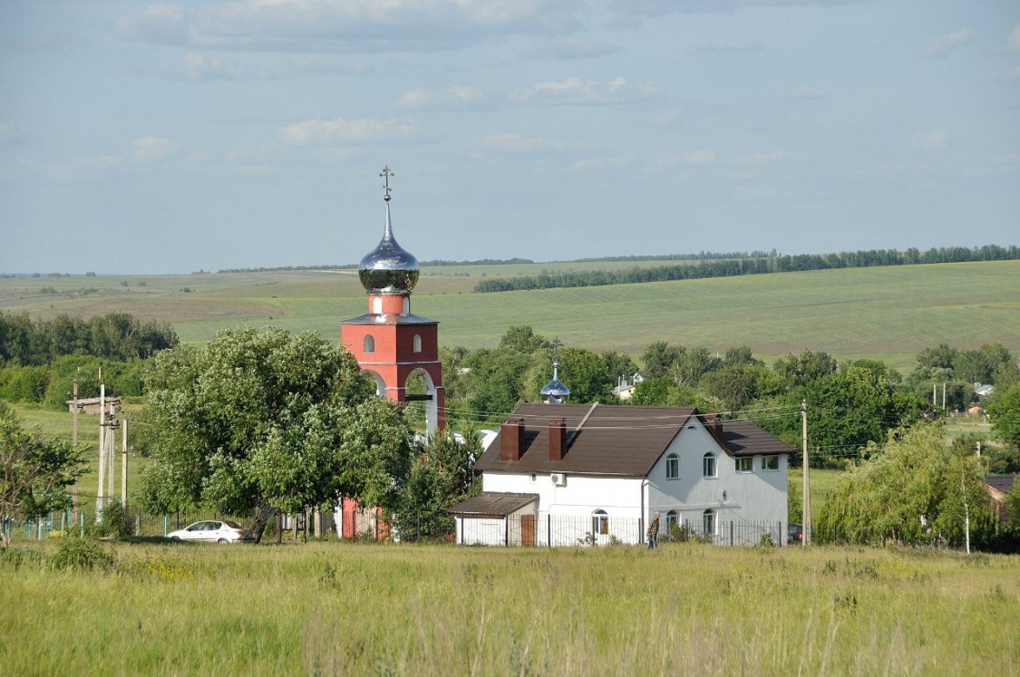 Кадное (Георгиевское). Церковь Георгия Победоносца (новая). общий вид в ландшафте