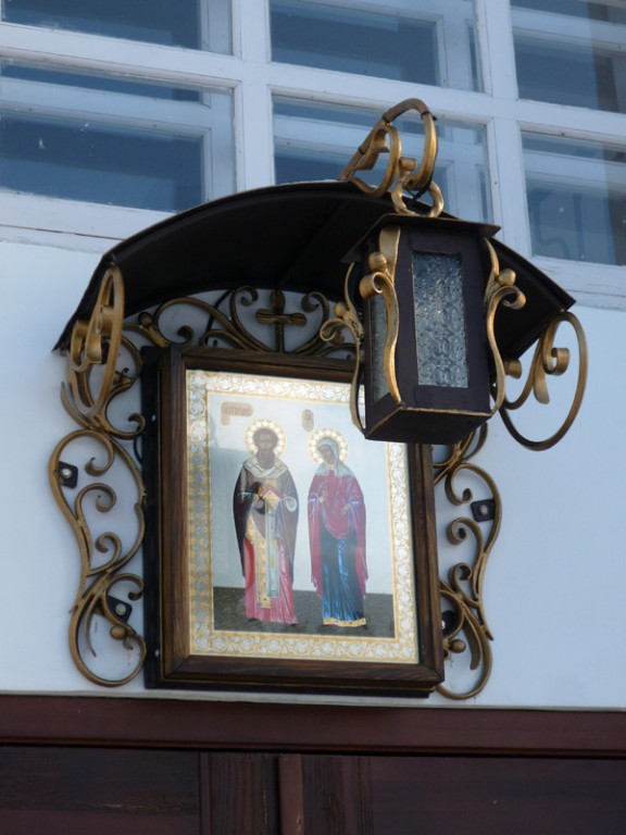 Церковь Киприана и Иустины, Каменка (Сысертский район (Сысертский ГО и Арамильский ГО), Свердловская область). архитектурные детали, Икона свв Киприана и Иустины над входом