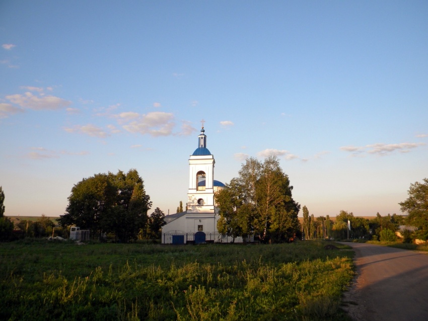 Новая Ольшанка. Церковь Рождества Пресвятой Богородицы. общий вид в ландшафте