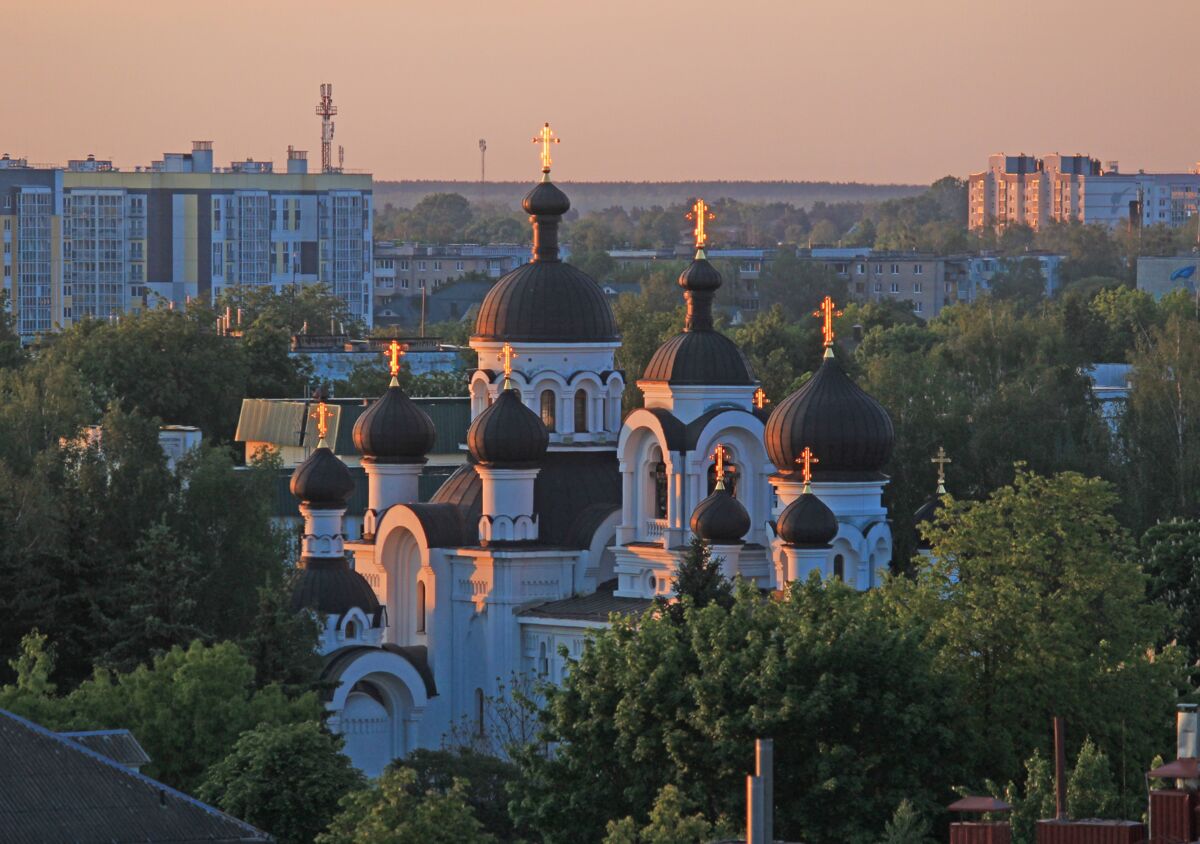 Церковь Жён-мироносиц, Барановичи (Барановичский район, Беларусь, Брестская область). общий вид в ландшафте, Вид на рассвете из гостиницы 