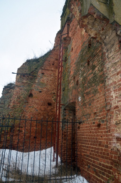 Кучугуры. Церковь Иоанна Богослова. архитектурные детали, Внешняя лестница взамен разрушенной внутри на колокольню