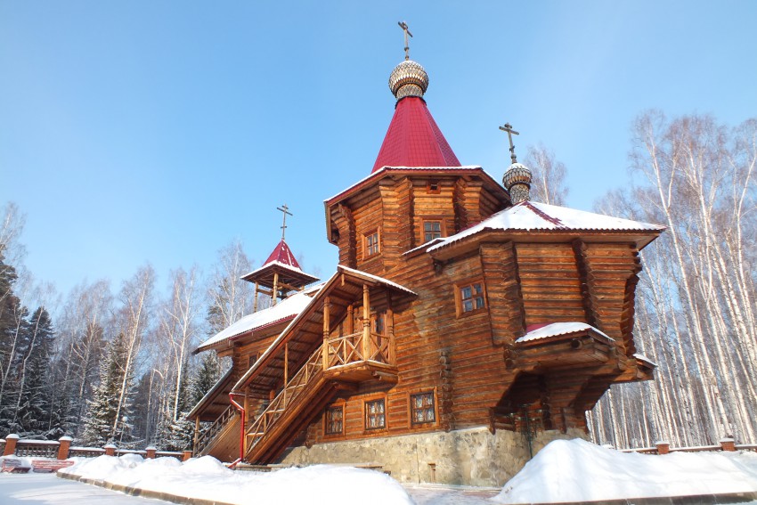 Новоуральск. Церковь Серафима Саровского. общий вид в ландшафте