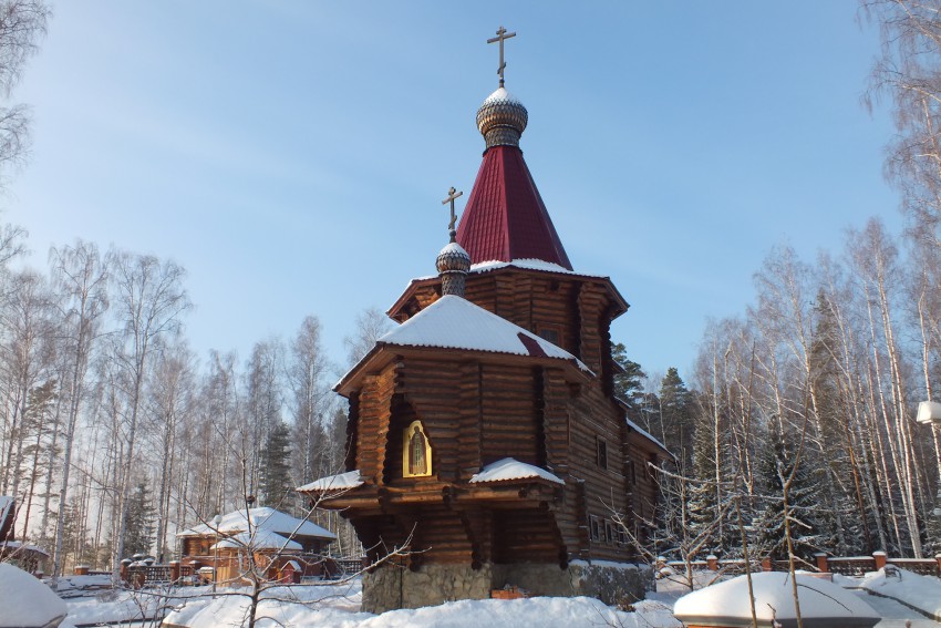 Новоуральск. Церковь Серафима Саровского. общий вид в ландшафте