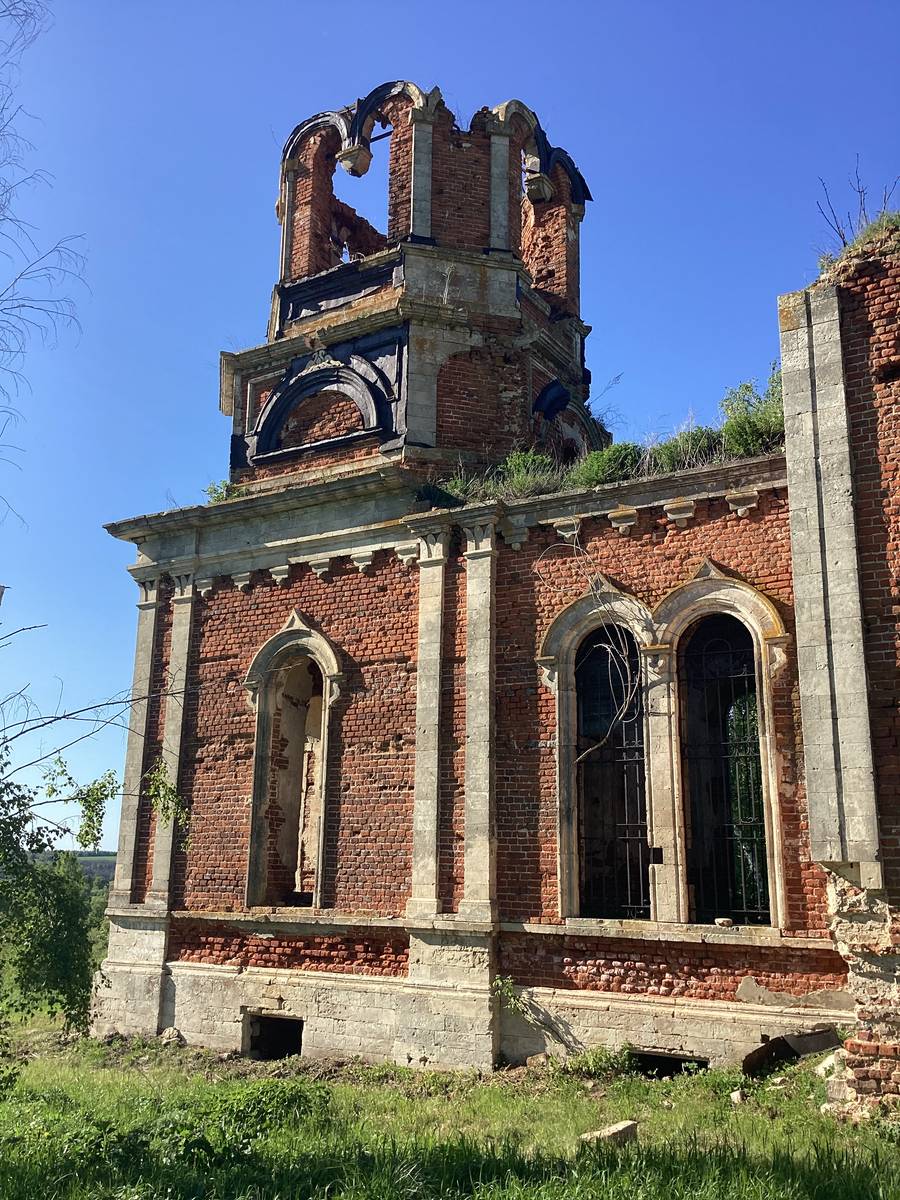 Колокольня и трапезная, вид с юго-востока, фасады. Церковь Космы и Дамиана, Верхний Изрог (Каменский район, Тульская область)