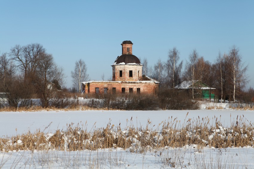 Гзино. Церковь Смоленской иконы Божией Матери. общий вид в ландшафте