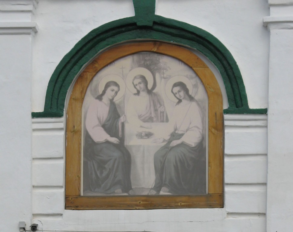 Собор Троицы Живоначальной, Буинск (Буинский район, Республика Татарстан). дополнительная информация, Живоначальная Троица над главными вратами храма