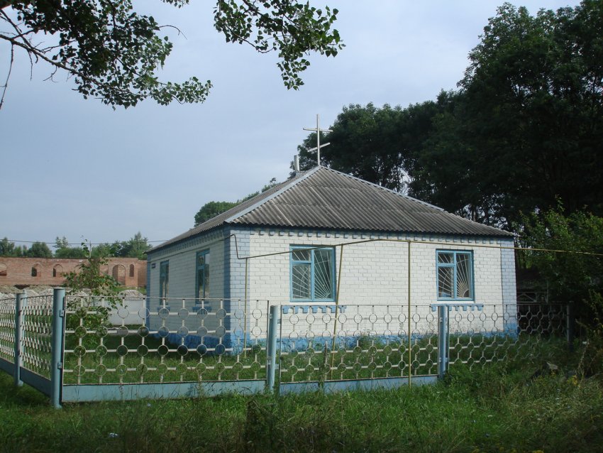 Церковь Рождества Пресвятой Богородицы, Бекешевская (Предгорный район, Ставропольский край). общий вид в ландшафте, На заднем плане можно увидеть строящееся здание нового храма